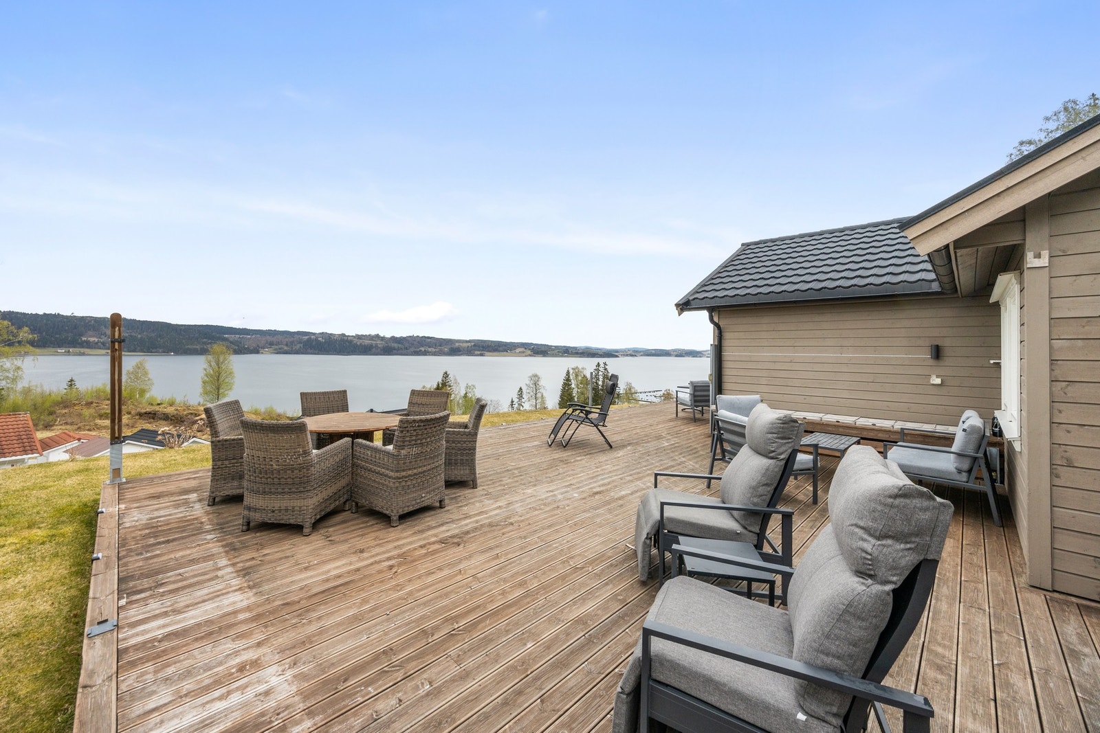 Det er god plass til både spisebord, loungesett og solsenger! Galleribilde