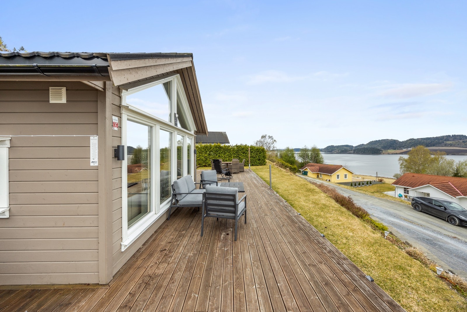 Det er anlagt terrasse på alle sidene av hytta, slik at man kan forflytte seg etter solforhold! Galleribilde