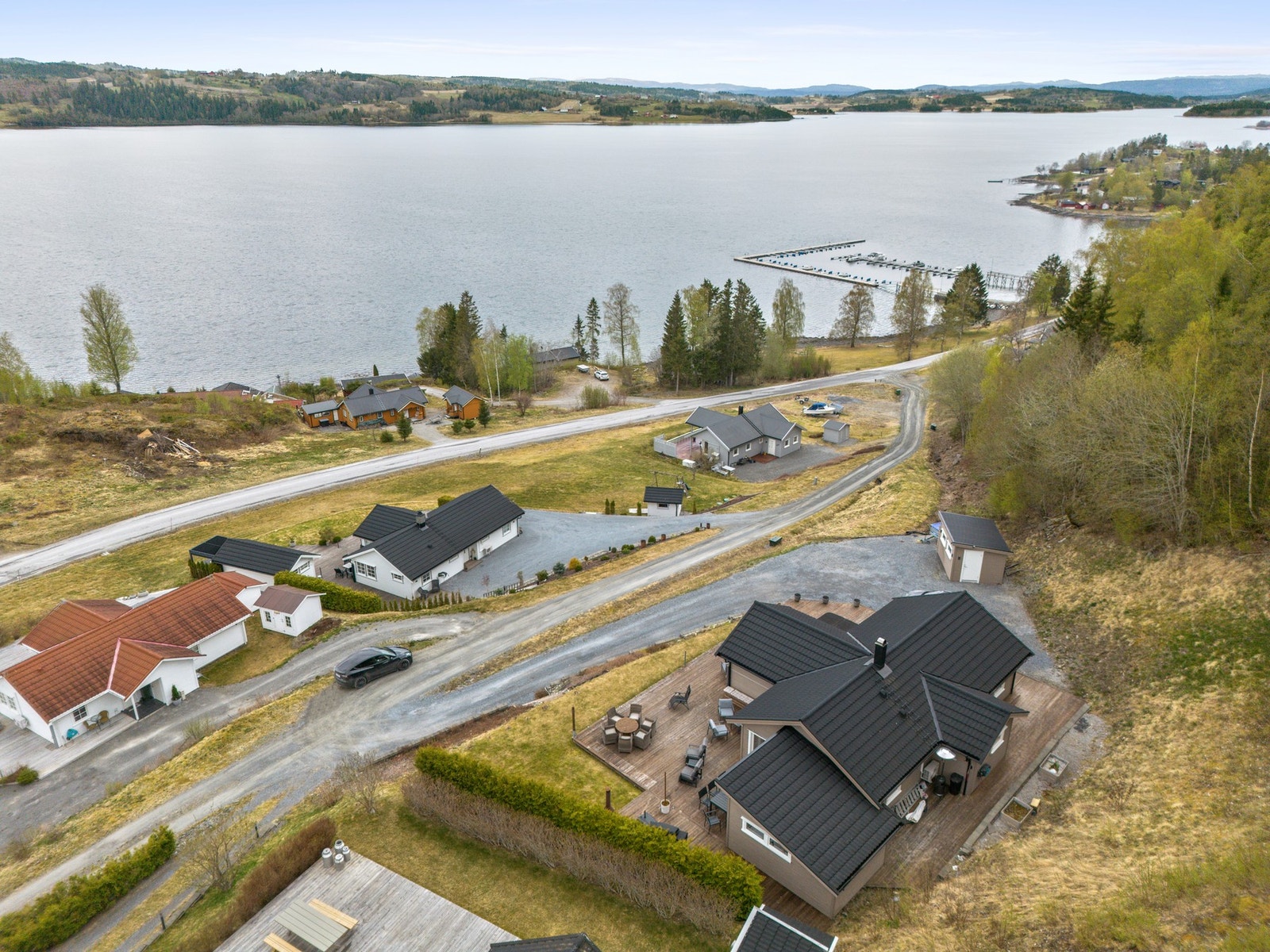 Kort vei ned til badestrand og småbåthavn i Landvikbukta. Rikt fiske i Borgenfjorden. Galleribilde