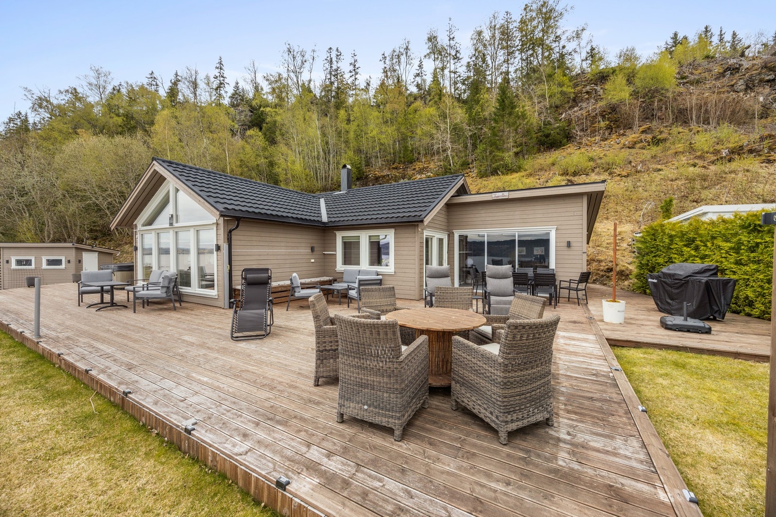 Fra kjøkkenet er det utgang til en svært romslig terrasse på ca 194 kvm! Galleribilde