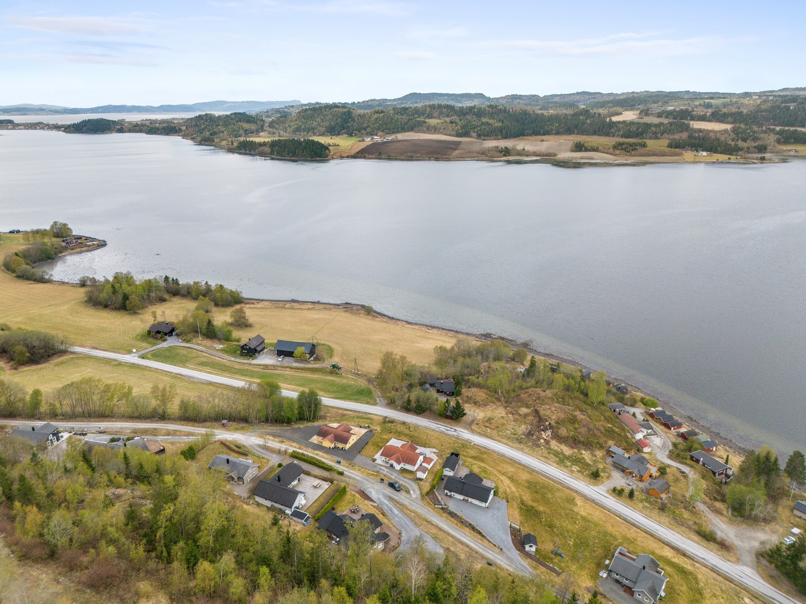 Eiendommen ligger høyt og fritt, med panorama utover Borgenfjorden. Galleribilde