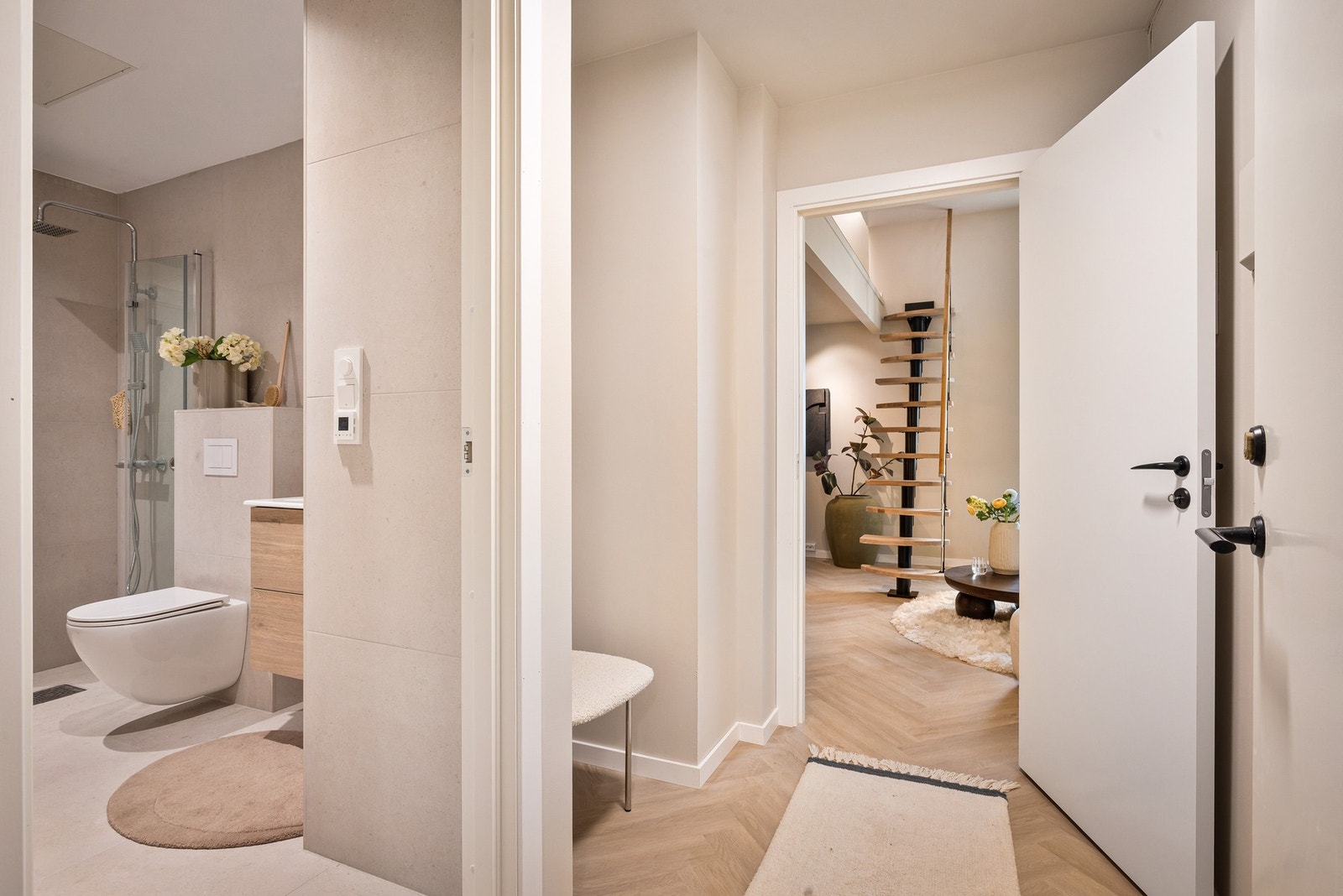 Fra entré er det dør inn til badet Galleribilde