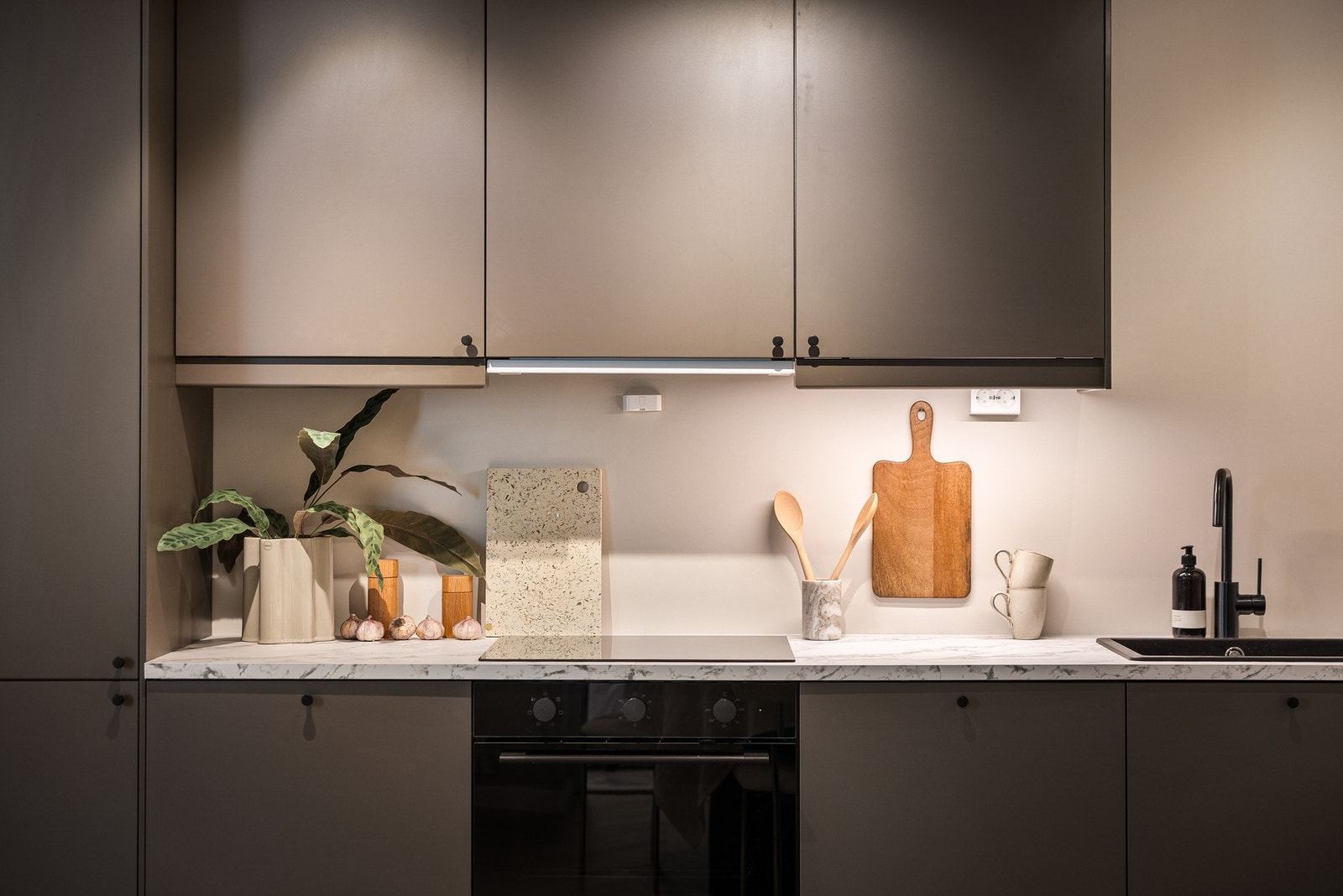 Kjøkkenet er fra IKEA og har integrerte hvitevarer Galleribilde