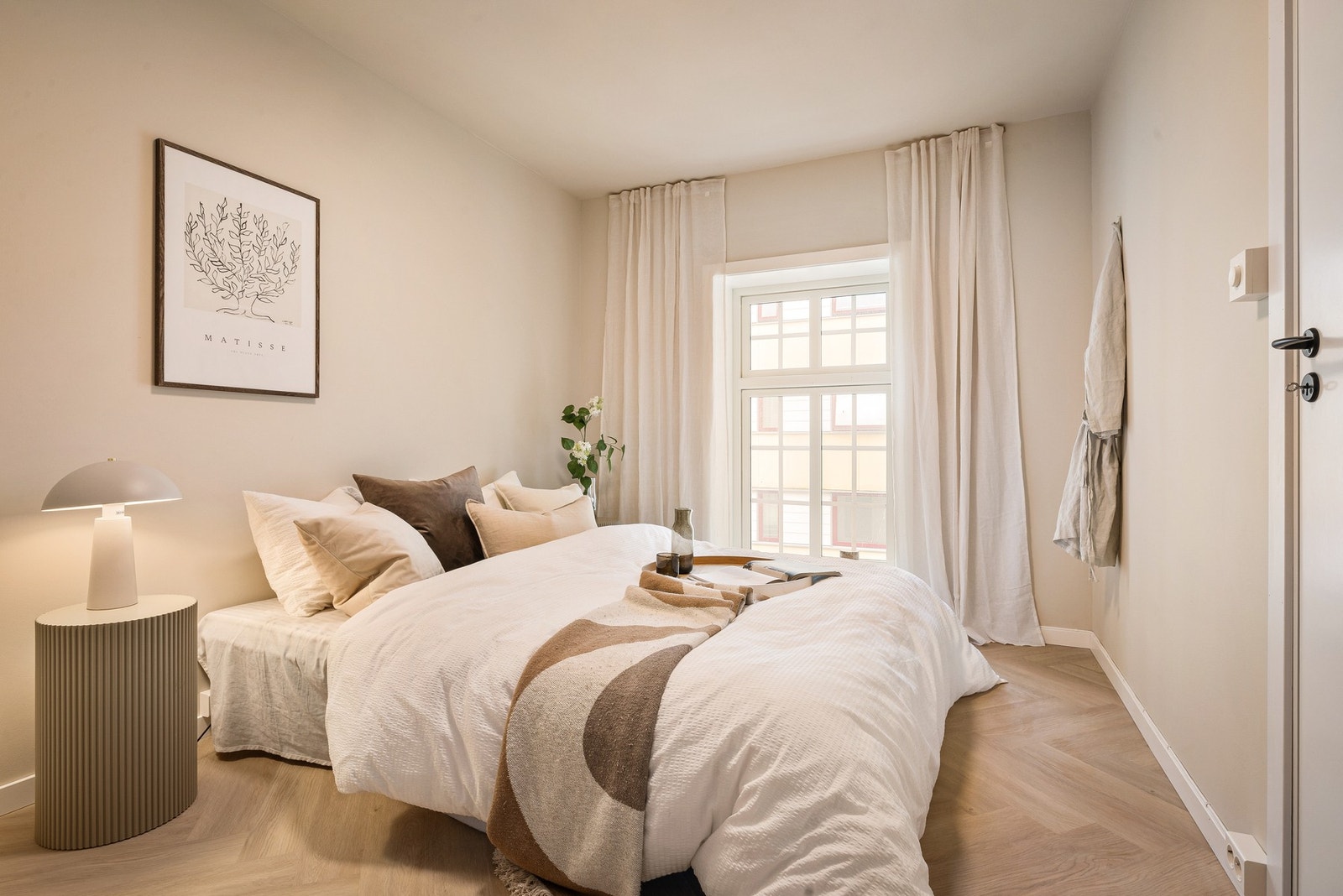 Pent soverom med god plass til seng og garderober Galleribilde