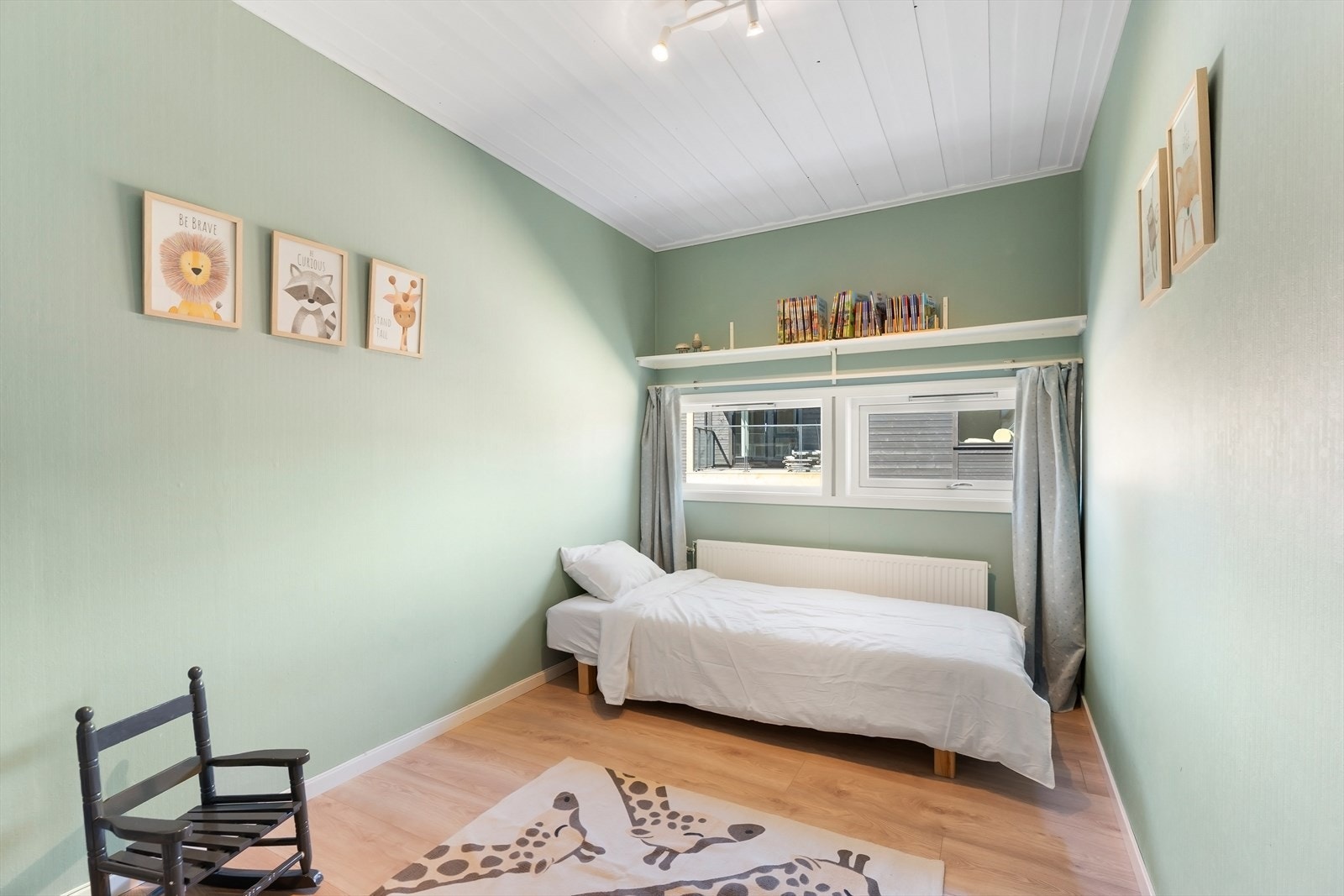 Det er vannbåren varme i radiatorene som varmes opp med bergvarmepumpe. Galleribilde