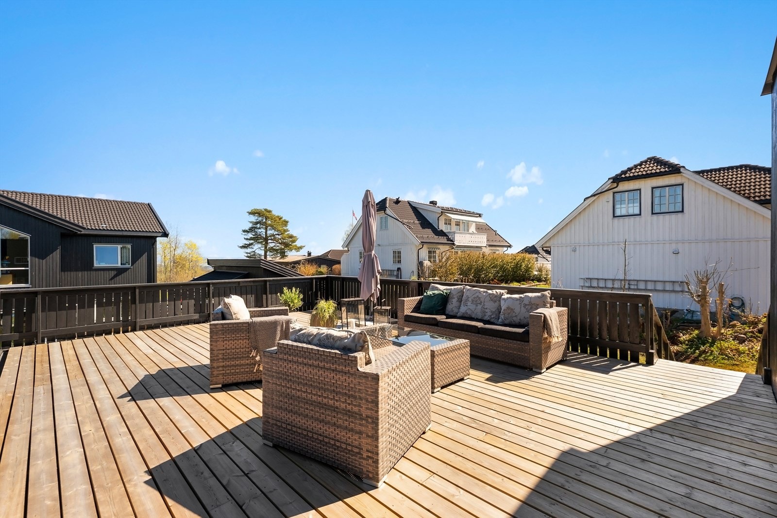 Stor takterrasse på ca 43 kvm over carporten med gode solforhold. Trapp til baksiden av huset. Galleribilde