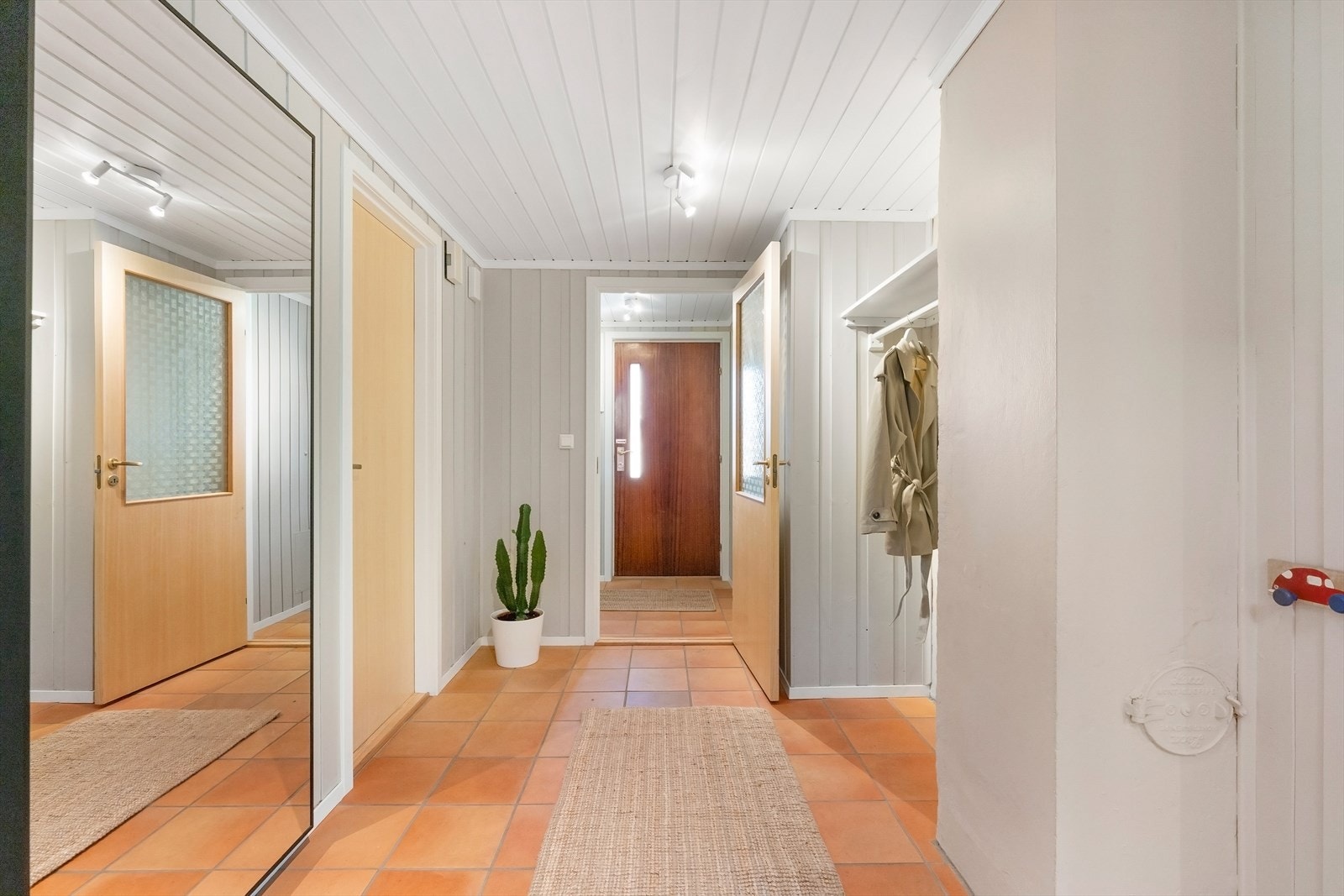 Romslig entré i underetasjen. Herfra er det videre adkomst til en praktisk gang/hall med god plass til oppbevaring og garderobeløsninger. Galleribilde