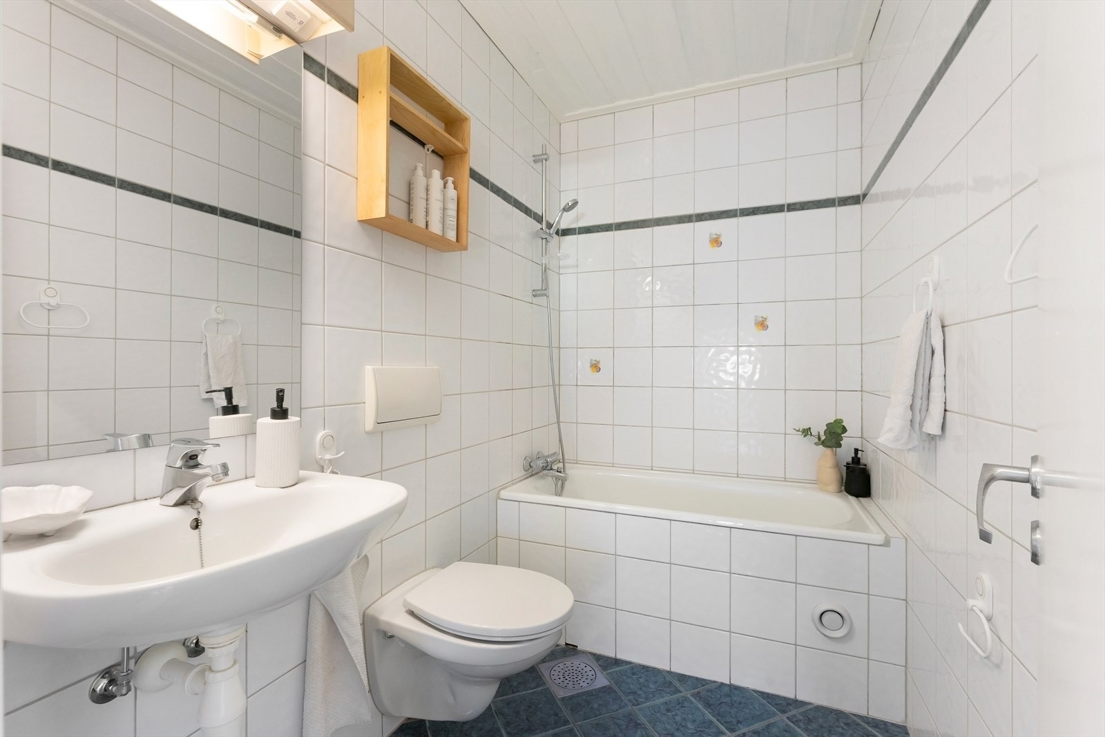 Begge er flislagte, og på dette badet er det badekar. Perfekt for barna. Galleribilde