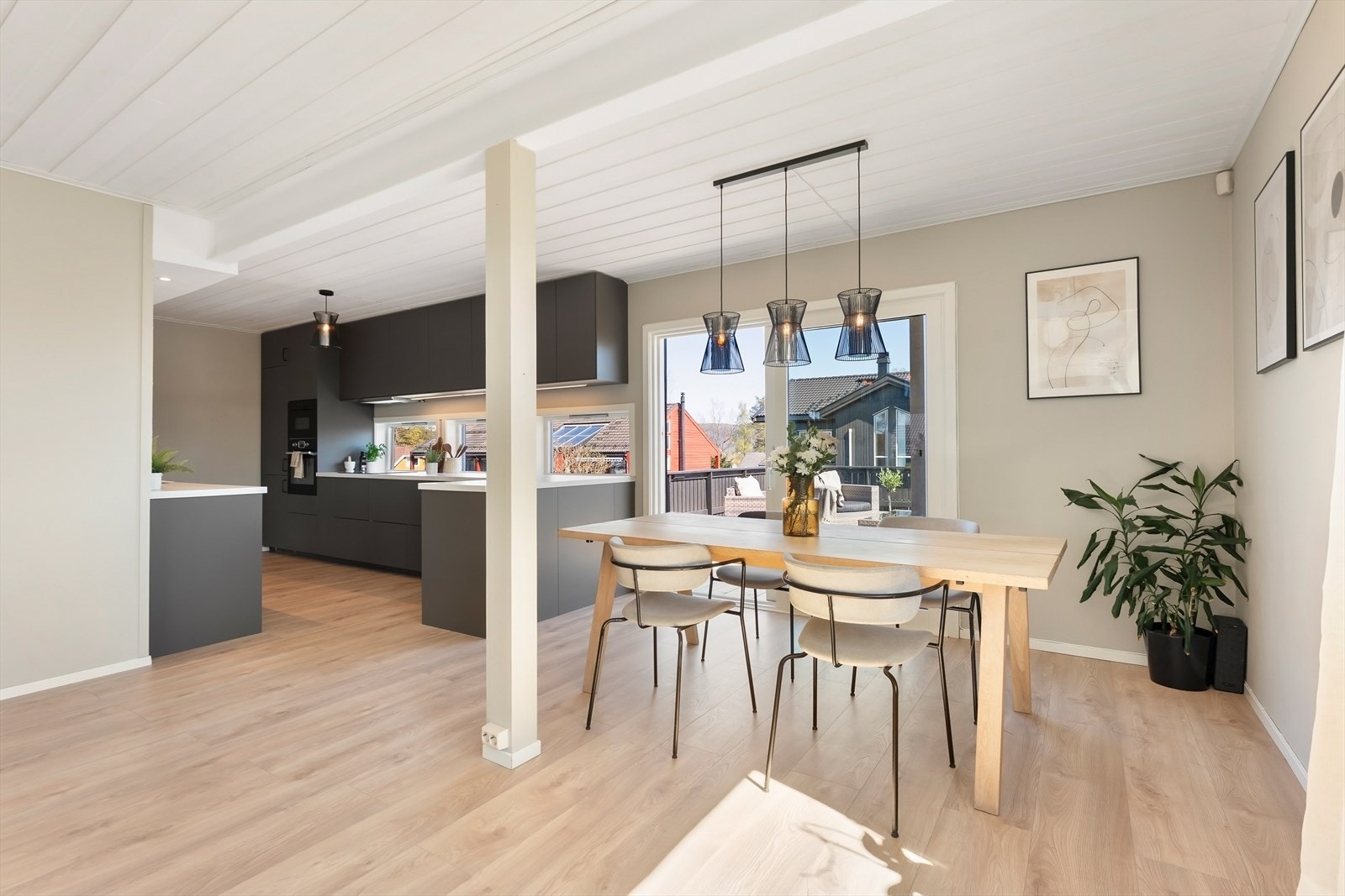 Kjøkkenet har en funksjonell løsning med høyskap samt over- og underskap, og integrert belysning under overskap gir godt arbeidslys. Galleribilde