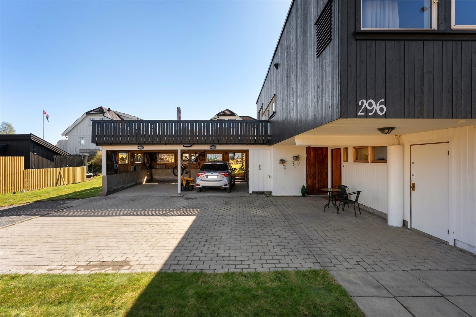 Romslig gårdsplass med gode parkeringsmuligheter. Galleribilde