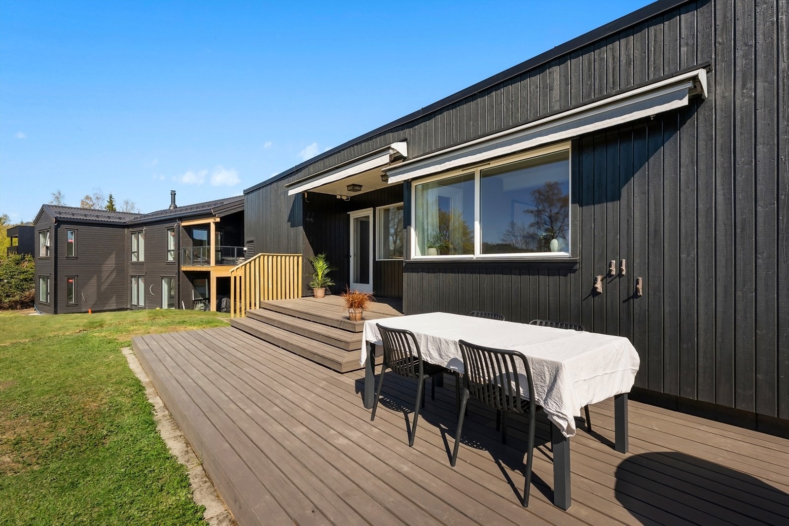 Terrasse på baksiden av huset med utgang fra stuen. Galleribilde
