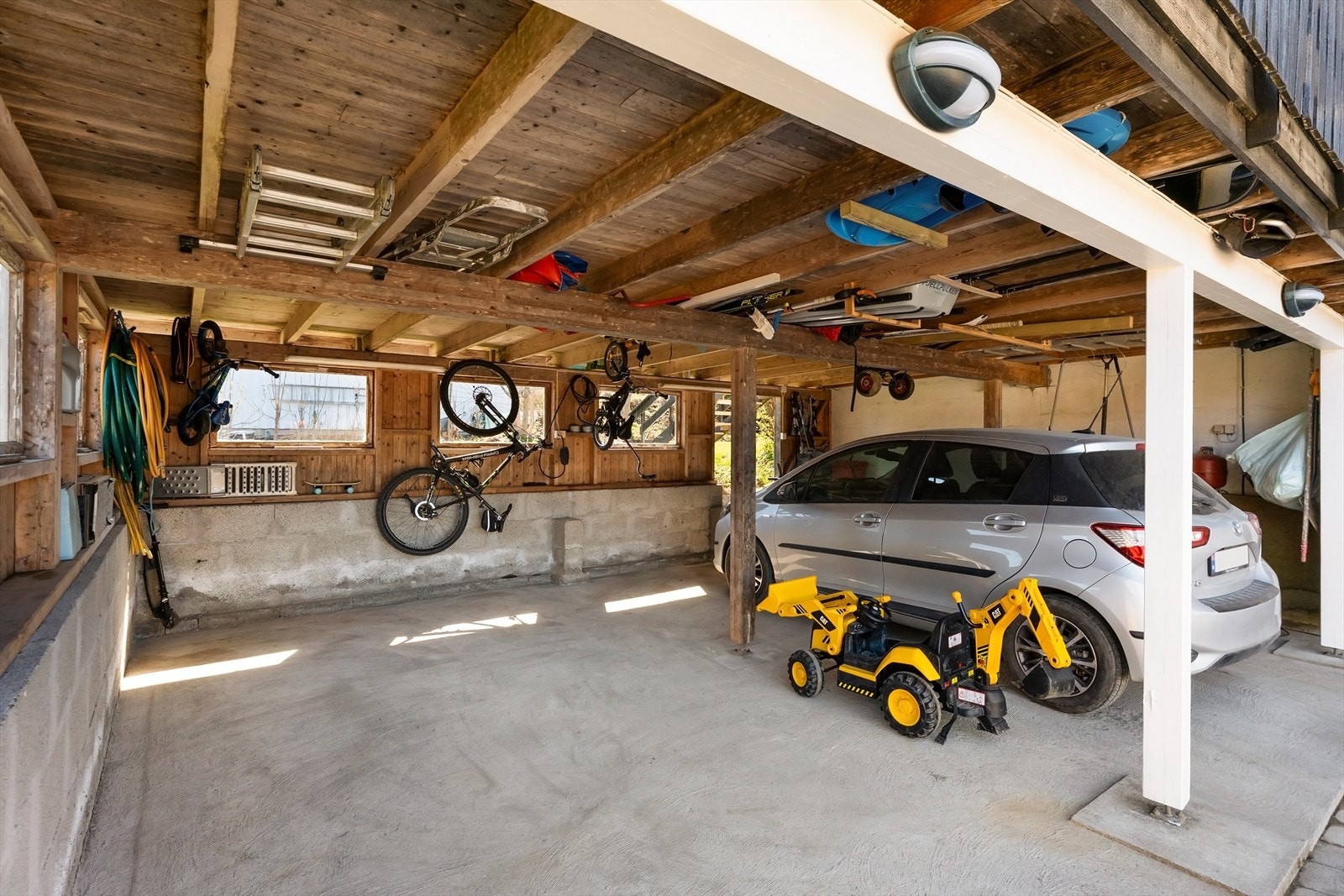Stor dobbel carport. Galleribilde