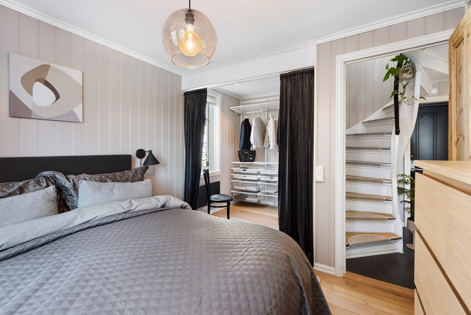 Rommene er på hhv. 12,8 m² og 9,6 m² og har god plass til stor seng, nattbord og annet ønsket møblement. Galleribilde