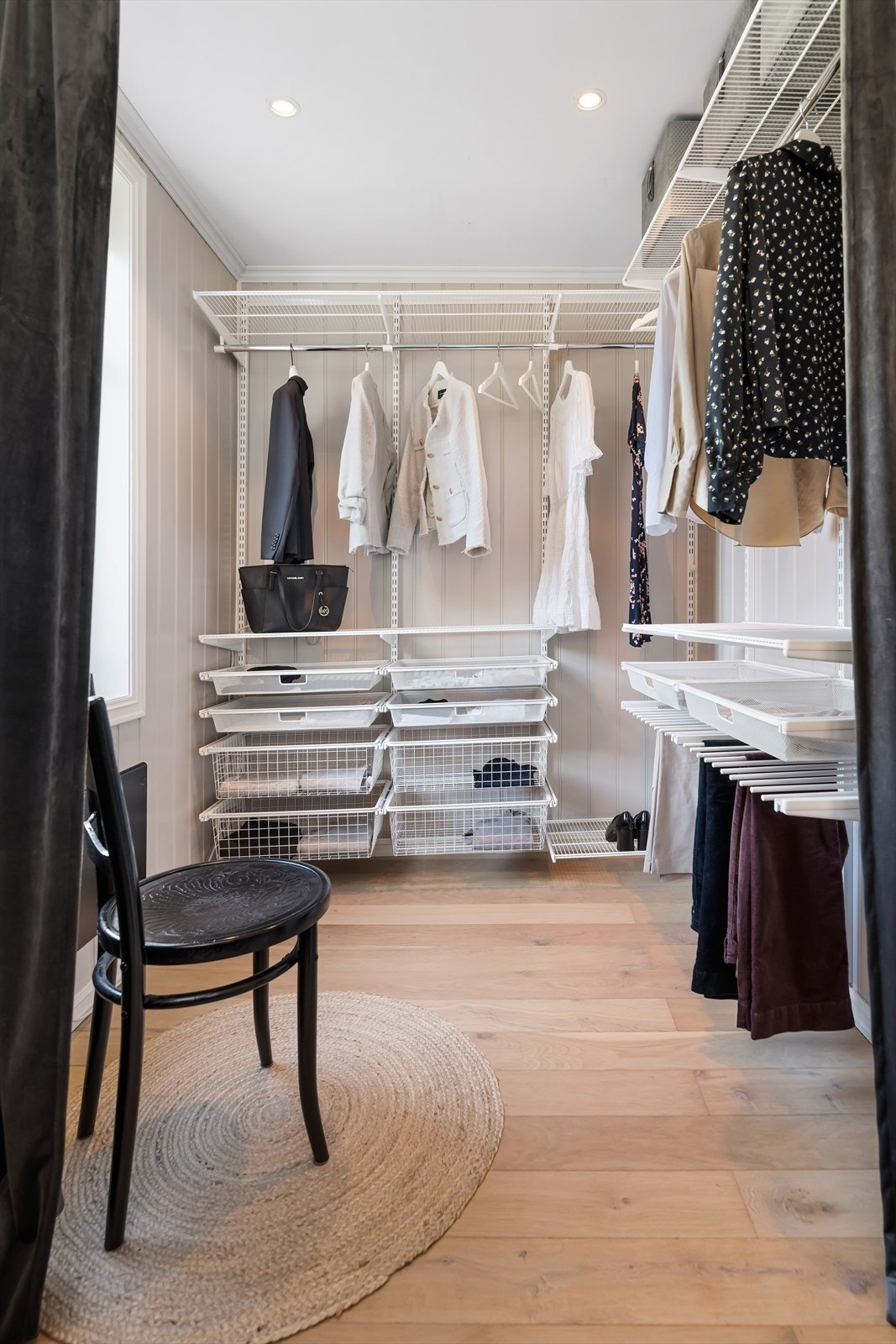 Deler av hovesoverommet er i bruk som "walk in" garderobe. Galleribilde