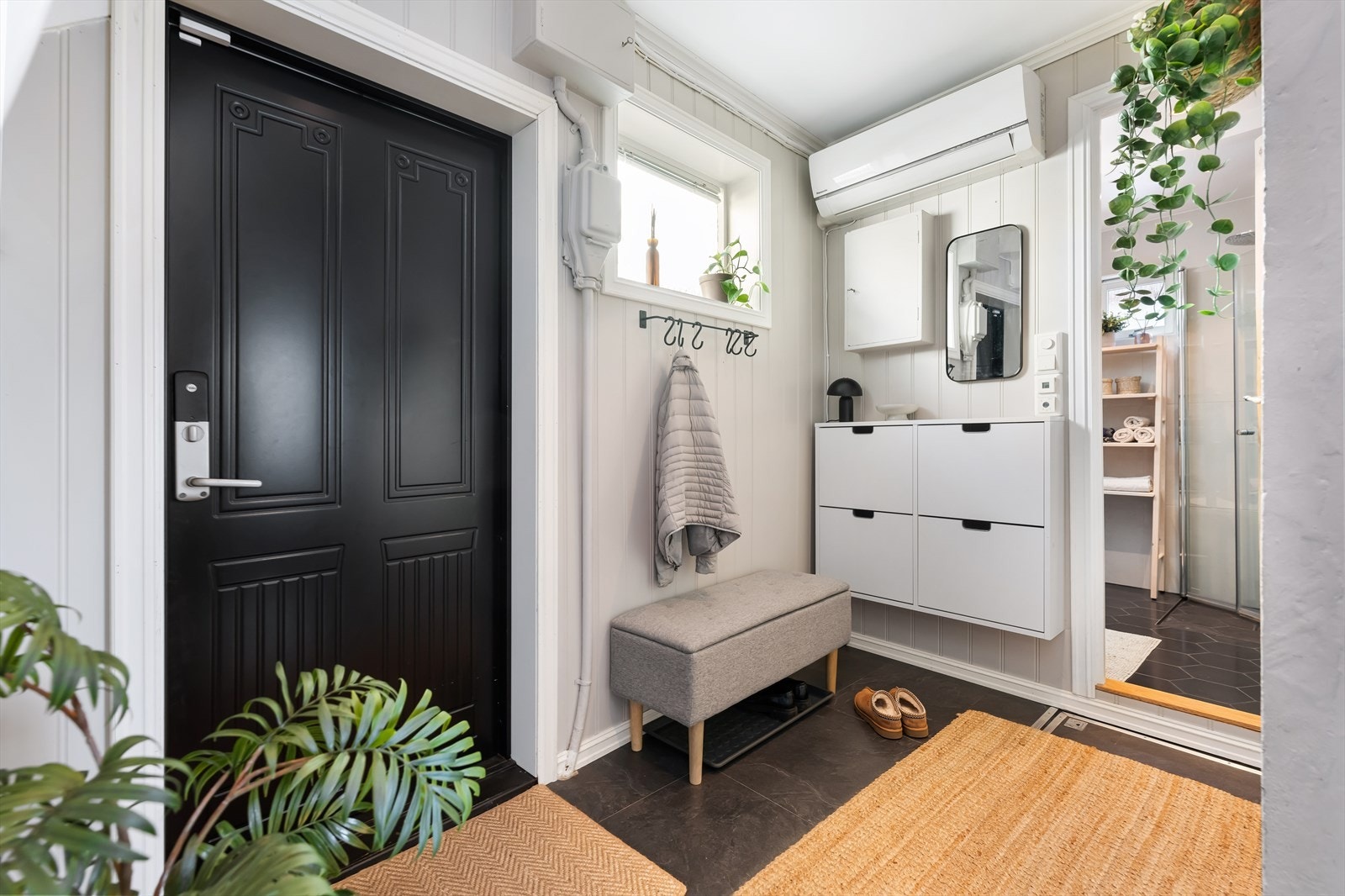 Det er god plass til å henge fra seg yttertøy og sko i entrèen. Galleribilde