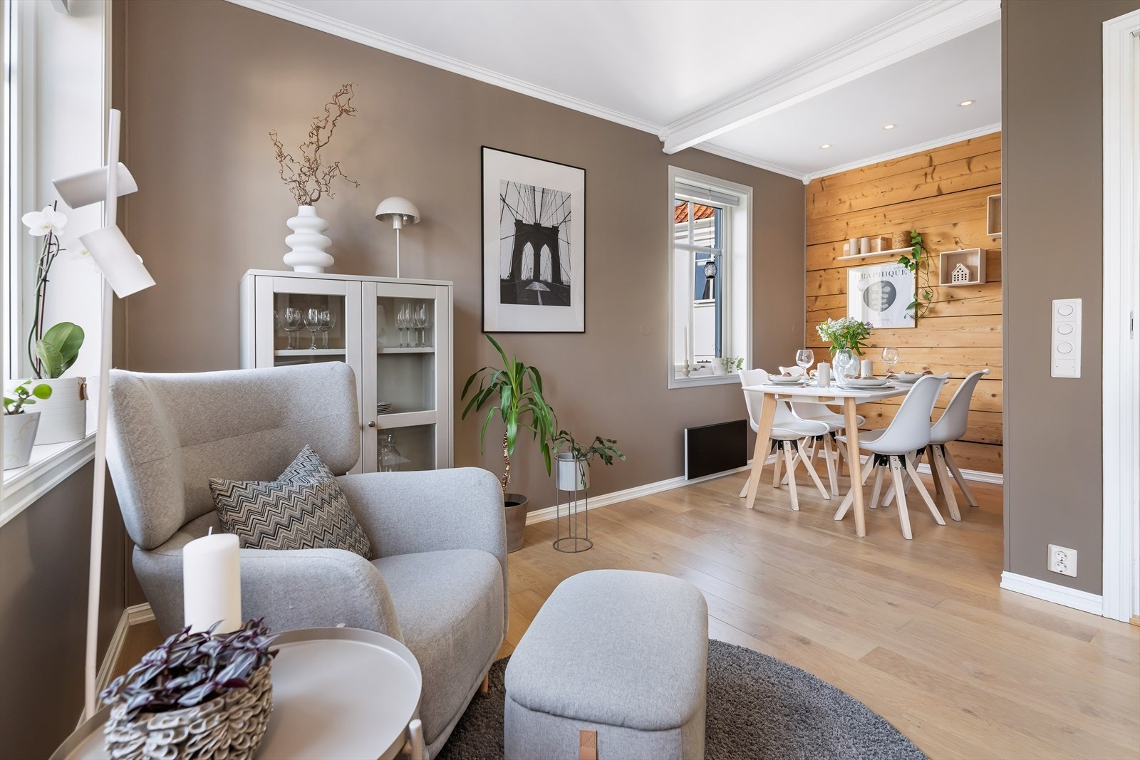 Overflatene er malt i behagelige farger og på den ene veggen er det originale tømmeret beholdt. Galleribilde