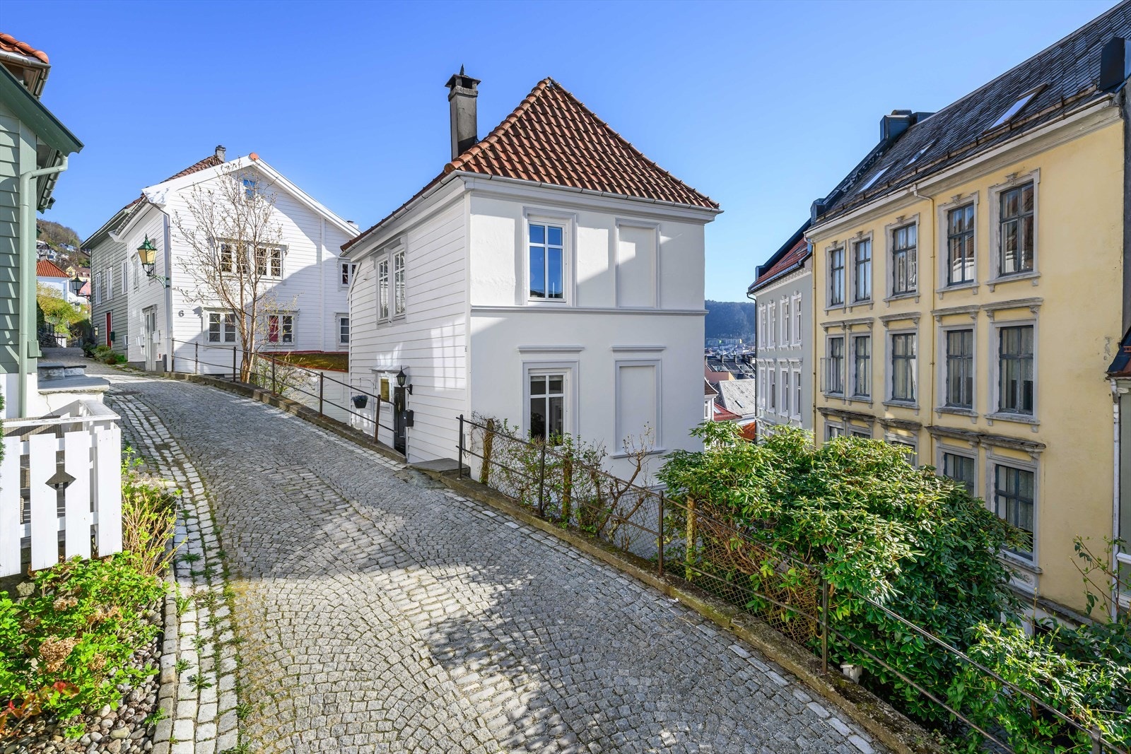 Nærmeste dagligvareforretning er Coop Extra Øregaten eller Meny Støletorget, kun et par minutters gange fra boligen. Galleribilde