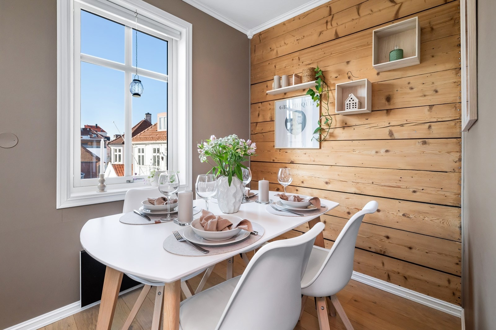 Spisebordet finner sin naturlige plass her. Galleribilde