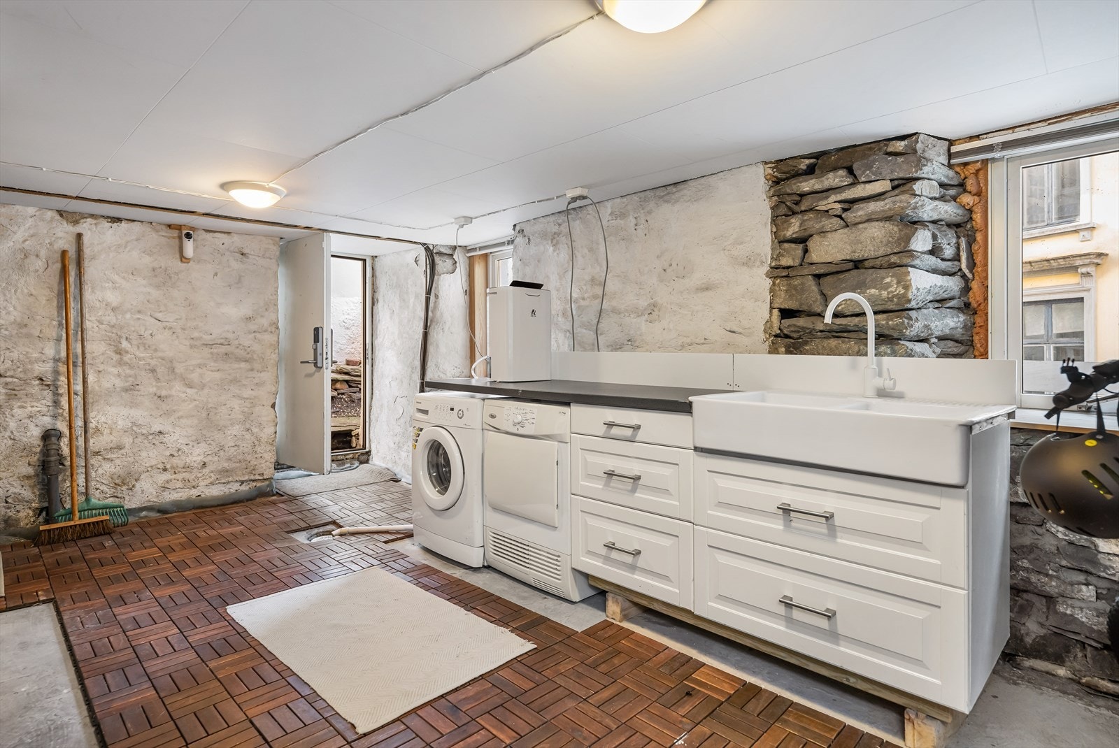 Kjelleren er i bruk som vaskerom og det er ellers godt med oppbevaringsplass her. Galleribilde
