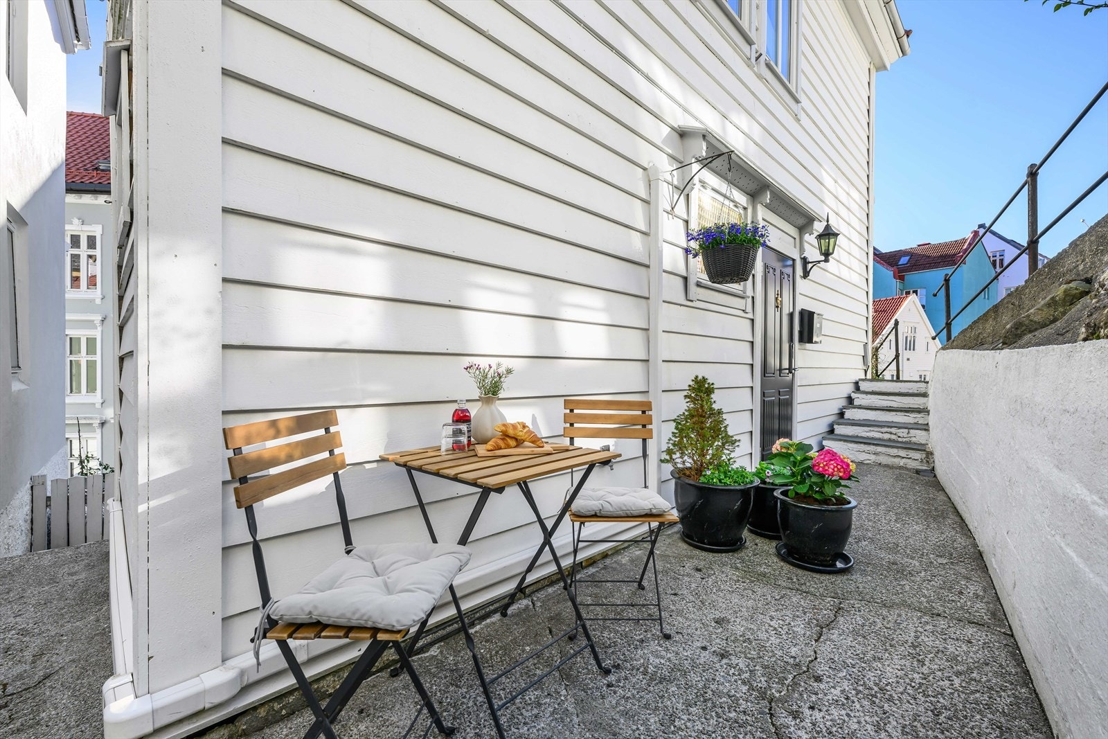 Her er det enkelt å kose seg med en kopp kaffe på sommerdagene. Galleribilde