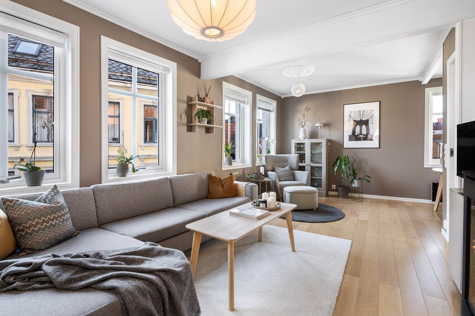 Stuen er lys og romslig og stuens utforming gjør at man kan innrede i ulike soner med sofagruppe- og spisebord. Galleribilde