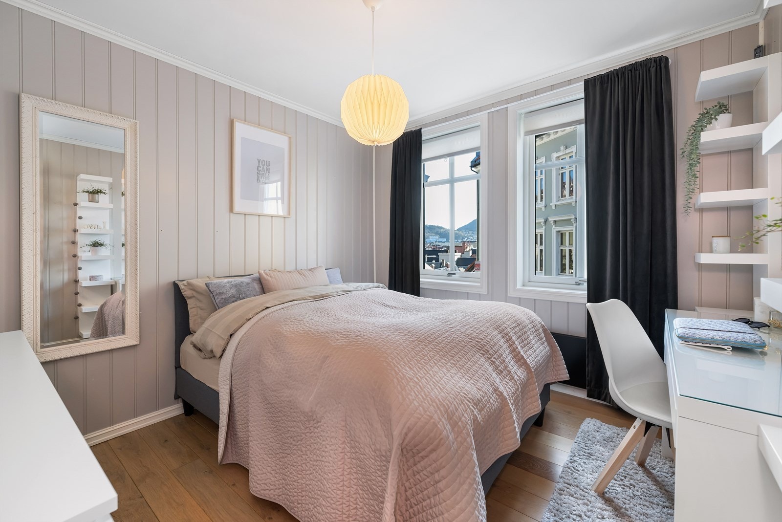 Det andre soverommet er lyst og romslig. Galleribilde