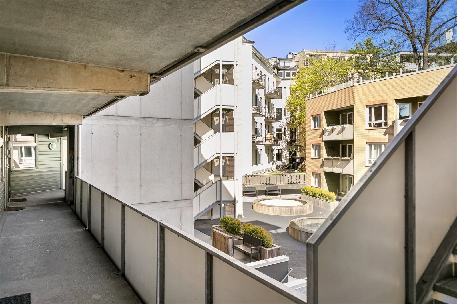 Utsikt fra svalgangen mot det felles gårdsrommet. Galleribilde