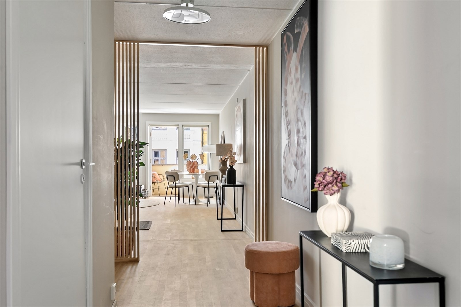 Fra entréen åpner leiligheten seg opp mot det sosiale allrommet. Galleribilde