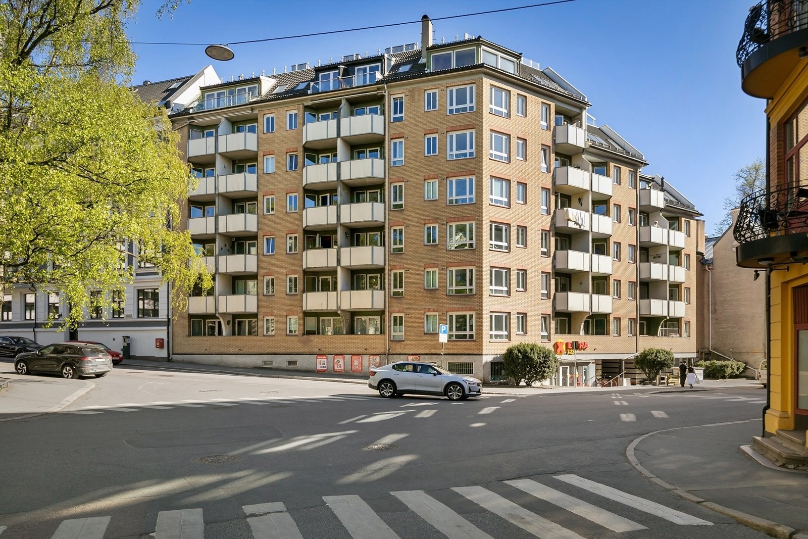Byggets fasade er forblendet med teglstein. Galleribilde