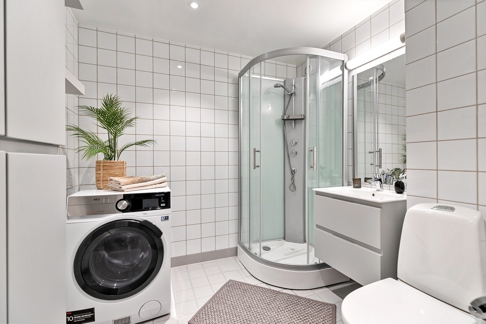 Badet har elektrisk gulvvarme og er klargjort med opplegg for vaskemaskin. Galleribilde