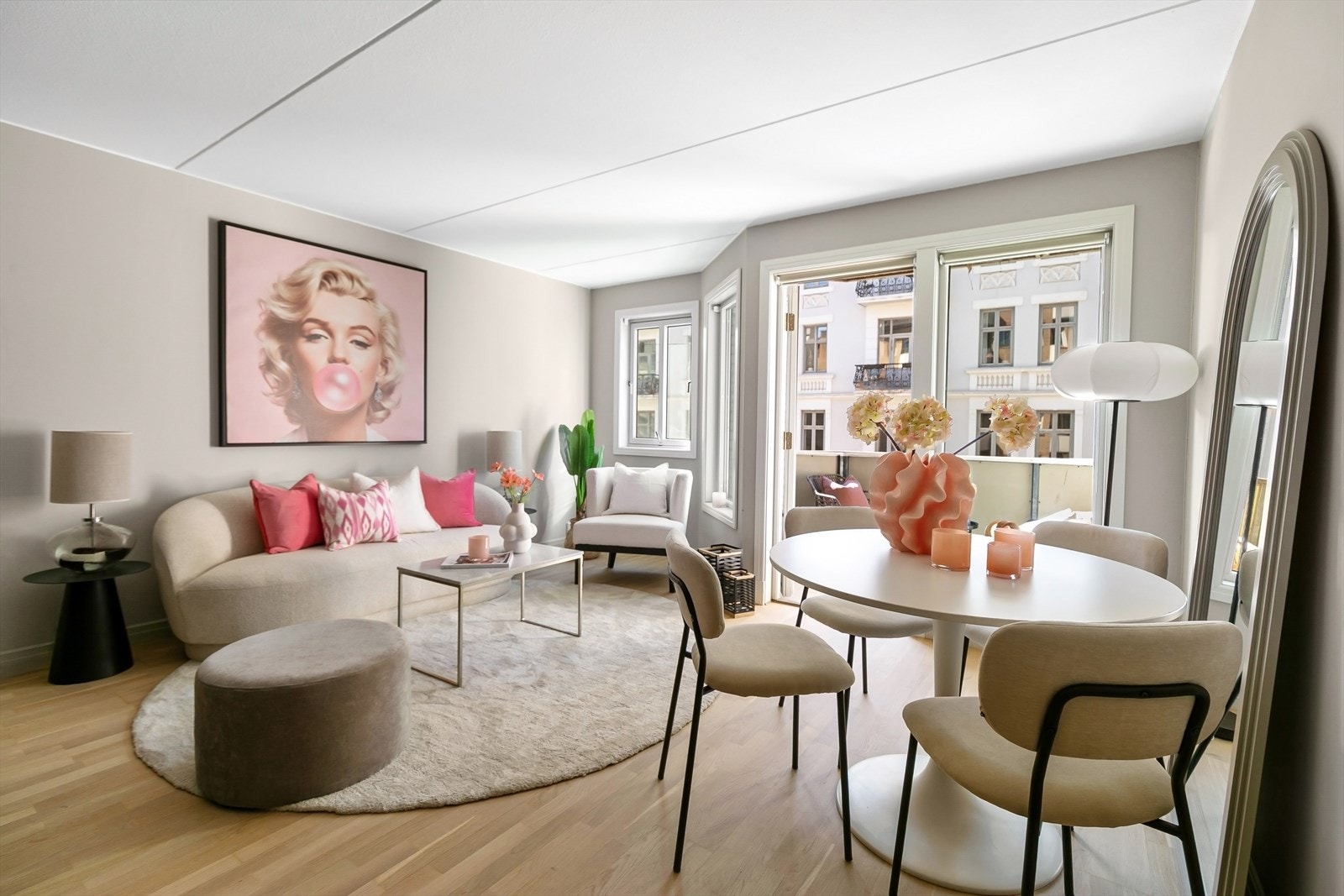 Stuen er romslig og har plass til både sofagruppe og spisebord. Galleribilde
