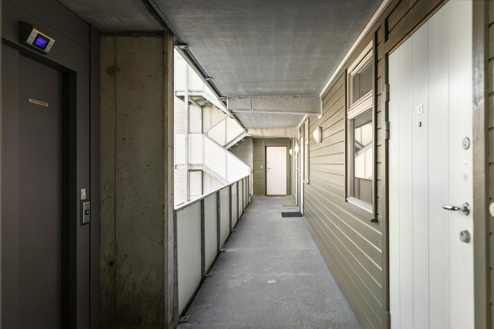 Leiligheten har enkel adkomst via svalgang og heis. Galleribilde