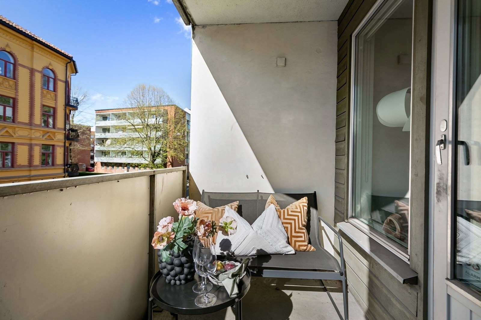 Balkongen er et privat uterom med plass til en liten sittegruppe. Galleribilde