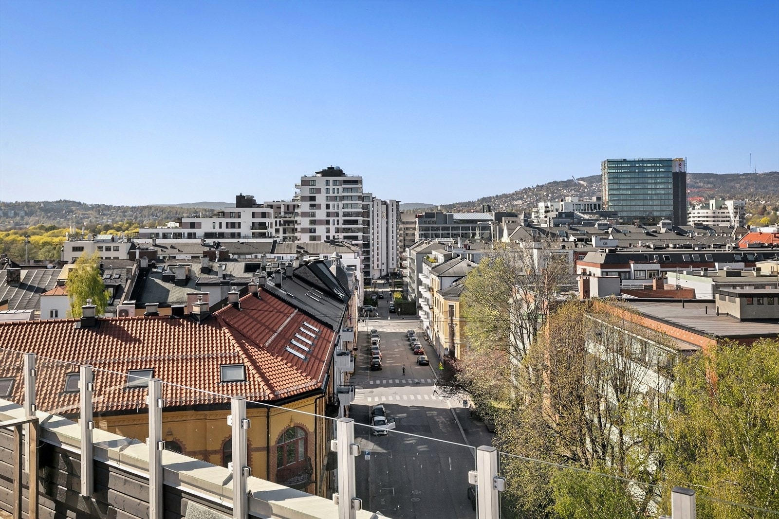 Her bor du et steinkast fra Bogstadveien, Oslos fremste handlegate. Galleribilde