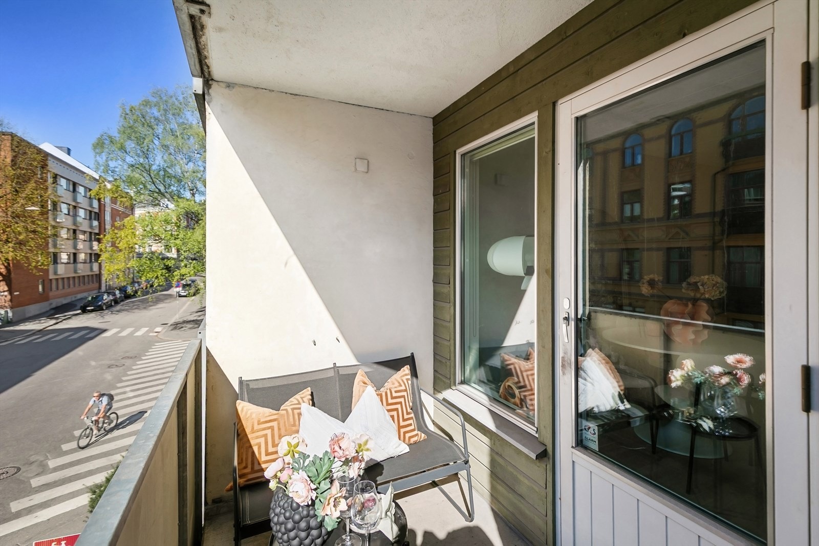 Her kan du nyte morgenkaffen med utsikt mot gatelivet. Galleribilde