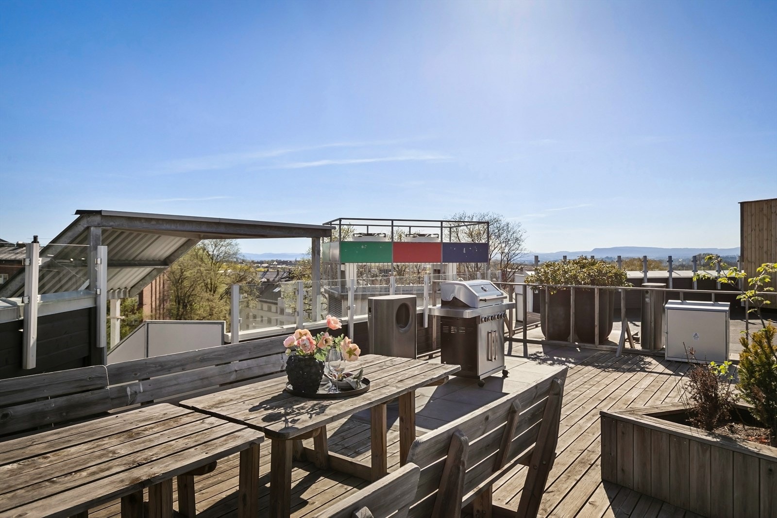Fra takterrassen har man en flott utsikt over nærområdet og videre mot Holmenkollen. Galleribilde