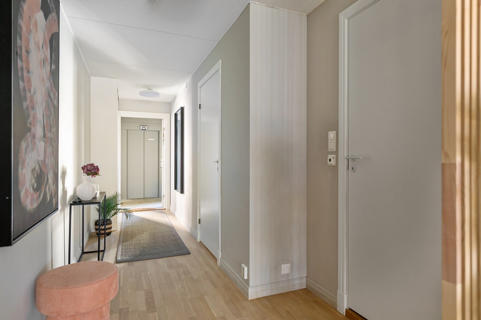 En romslig skyvedørsgarderobe i entréen gir rikelig med oppbevaringsplass for yttertøy og sko. Galleribilde