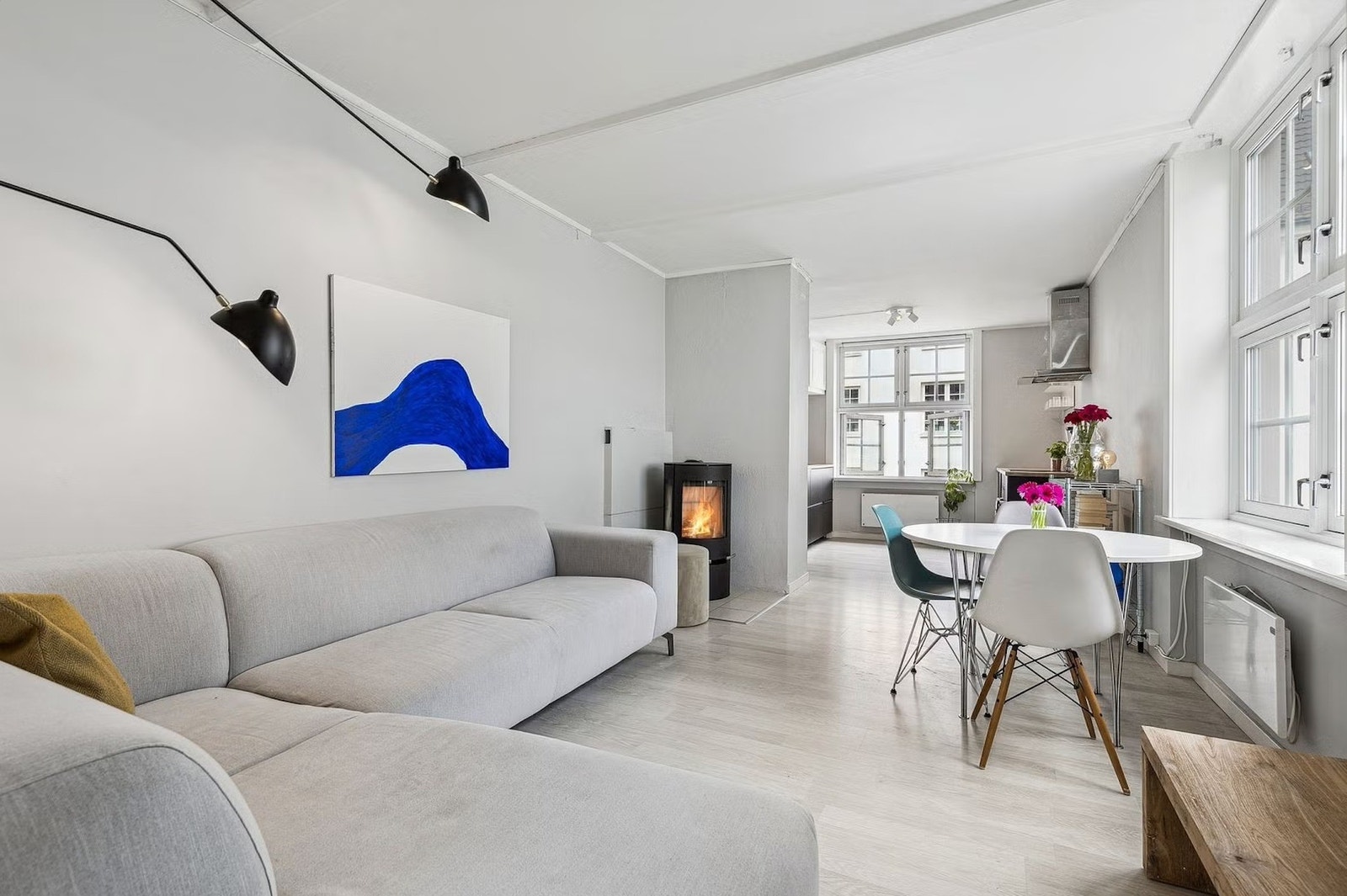 Stuen er lys og har gode møbleringsmuligheter. Peisovn varmer godt på kalde dager. Galleribilde