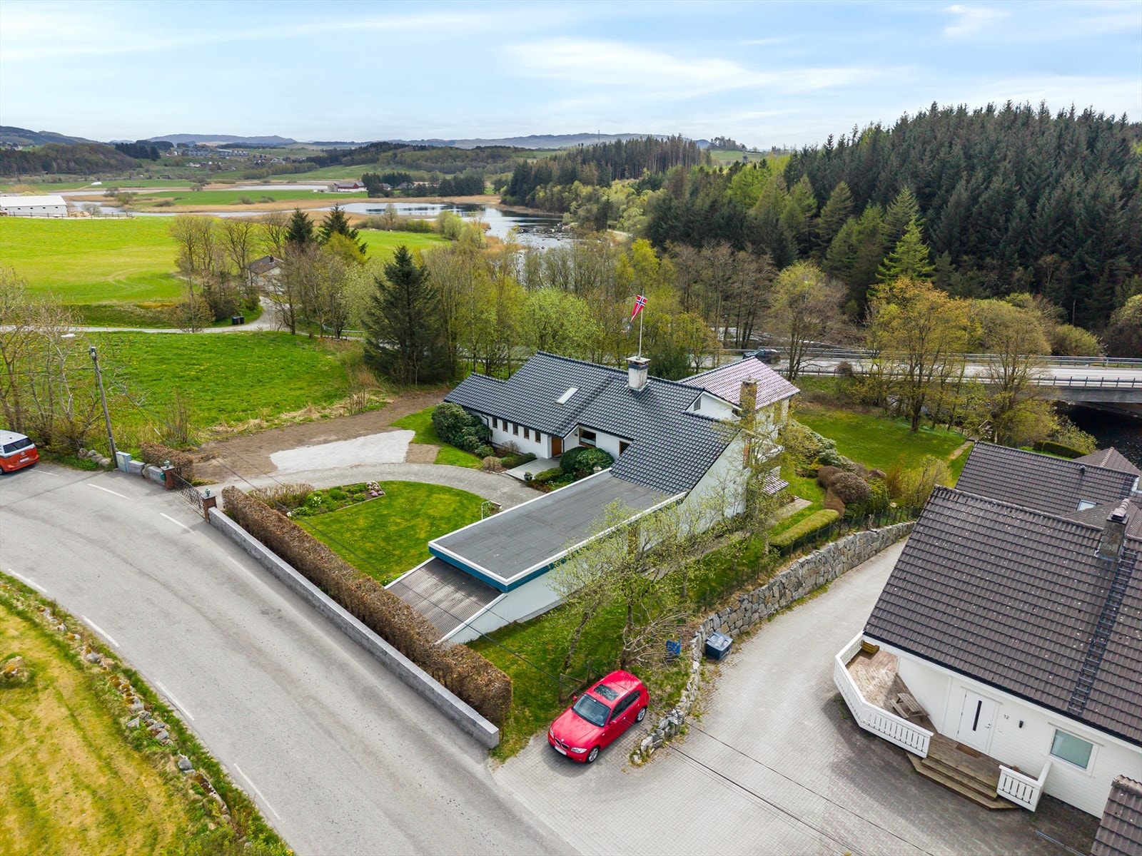 Beliggenheten er ideell for deg som ønsker å bo landlig, men samtidig sentralt. Galleribilde