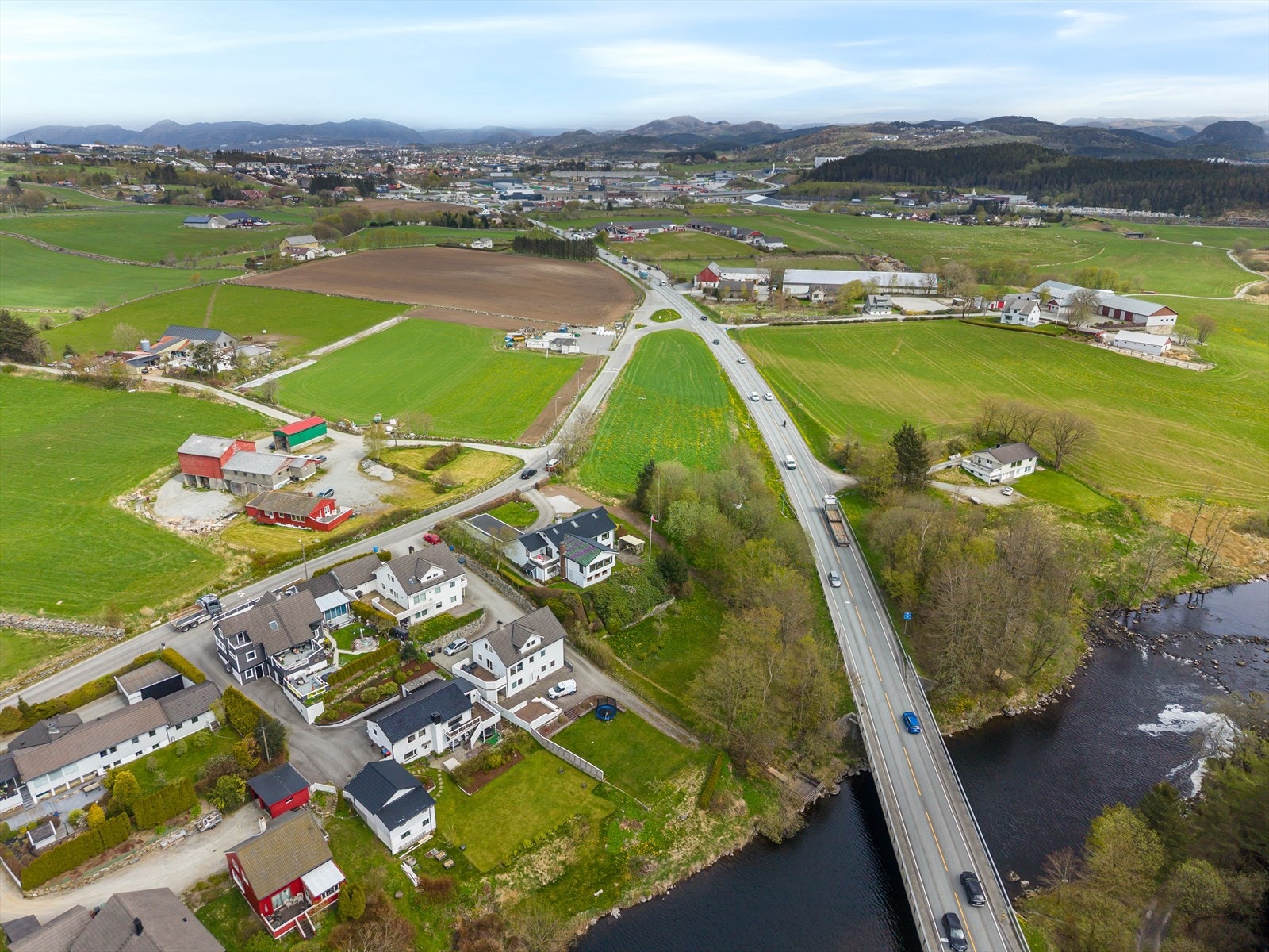 Nærområdet byr på en blanding av boliger, gårdsbruk og grøntarealer. Galleribilde