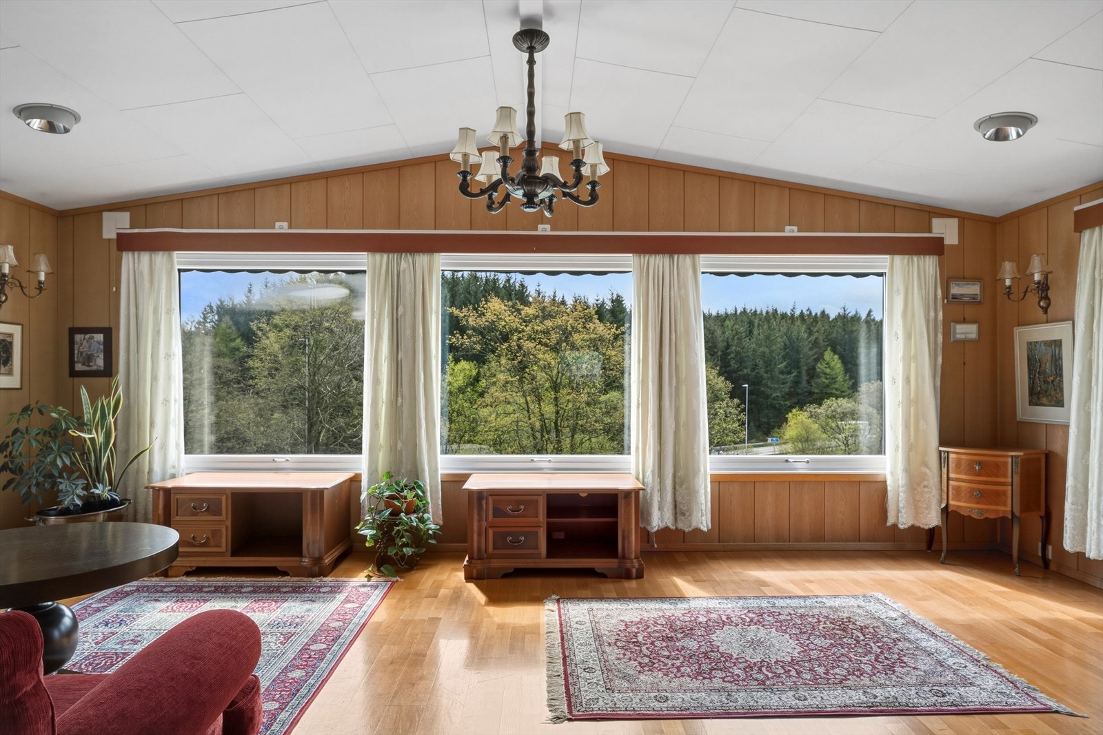 Den innerste stuen har parkett på gulvet og store vindusflater som rammer inn den grønne utsikten. Galleribilde