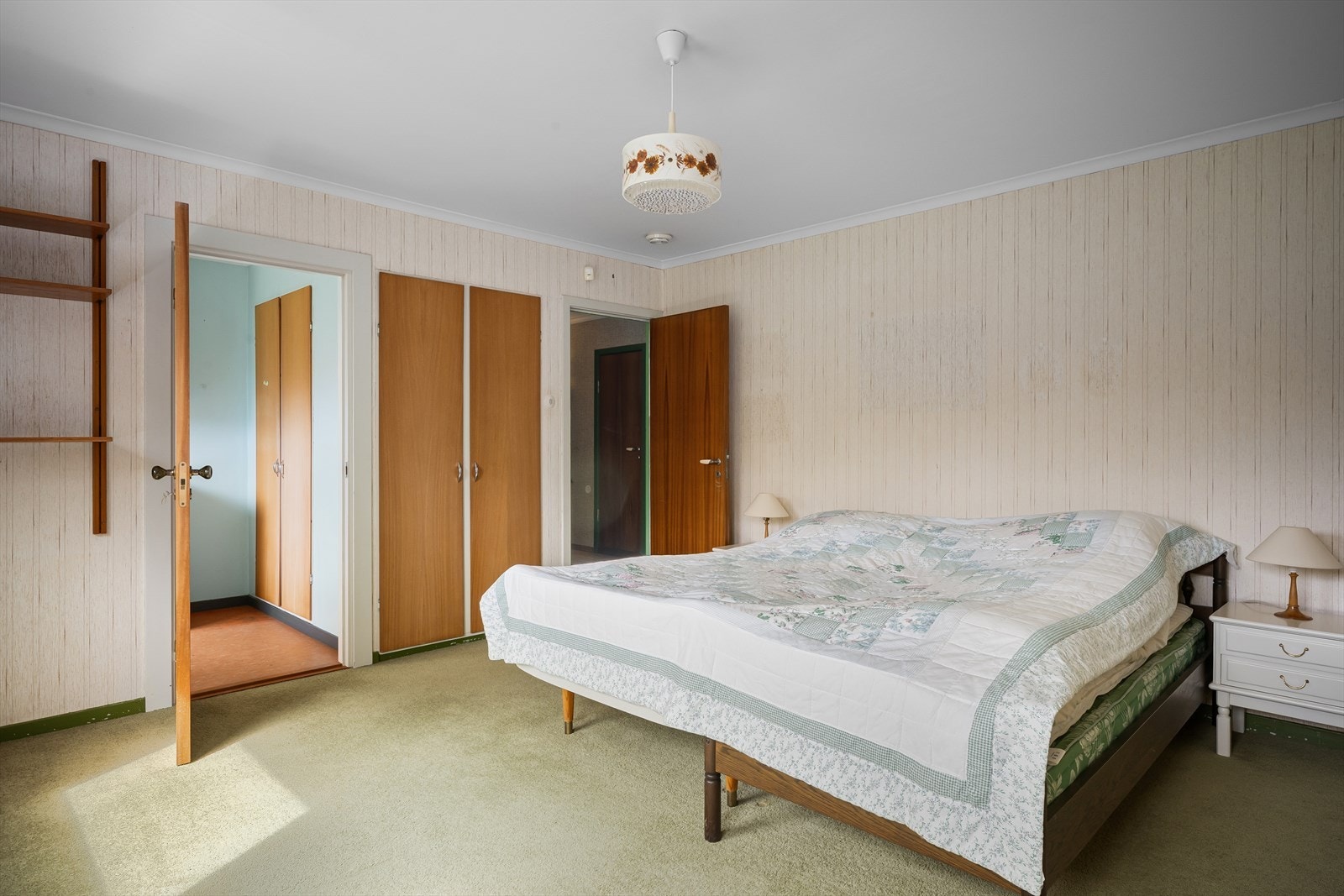 Rommet har teppe på gulvet og plass til garderobeløsninger. Galleribilde