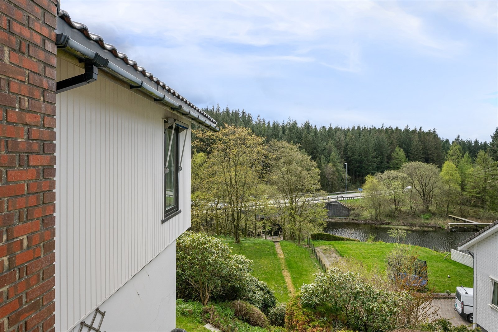 Utsikt fra boligen mot elven og de grønne omgivelsene. Galleribilde