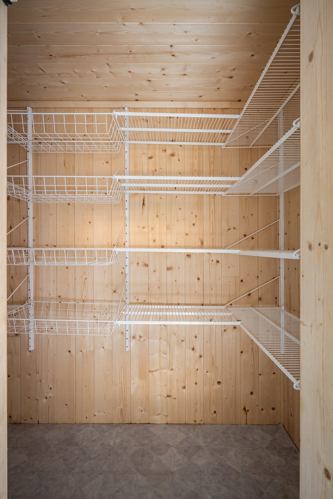 Praktiske hyllesystemer for organisert lagring. Galleribilde