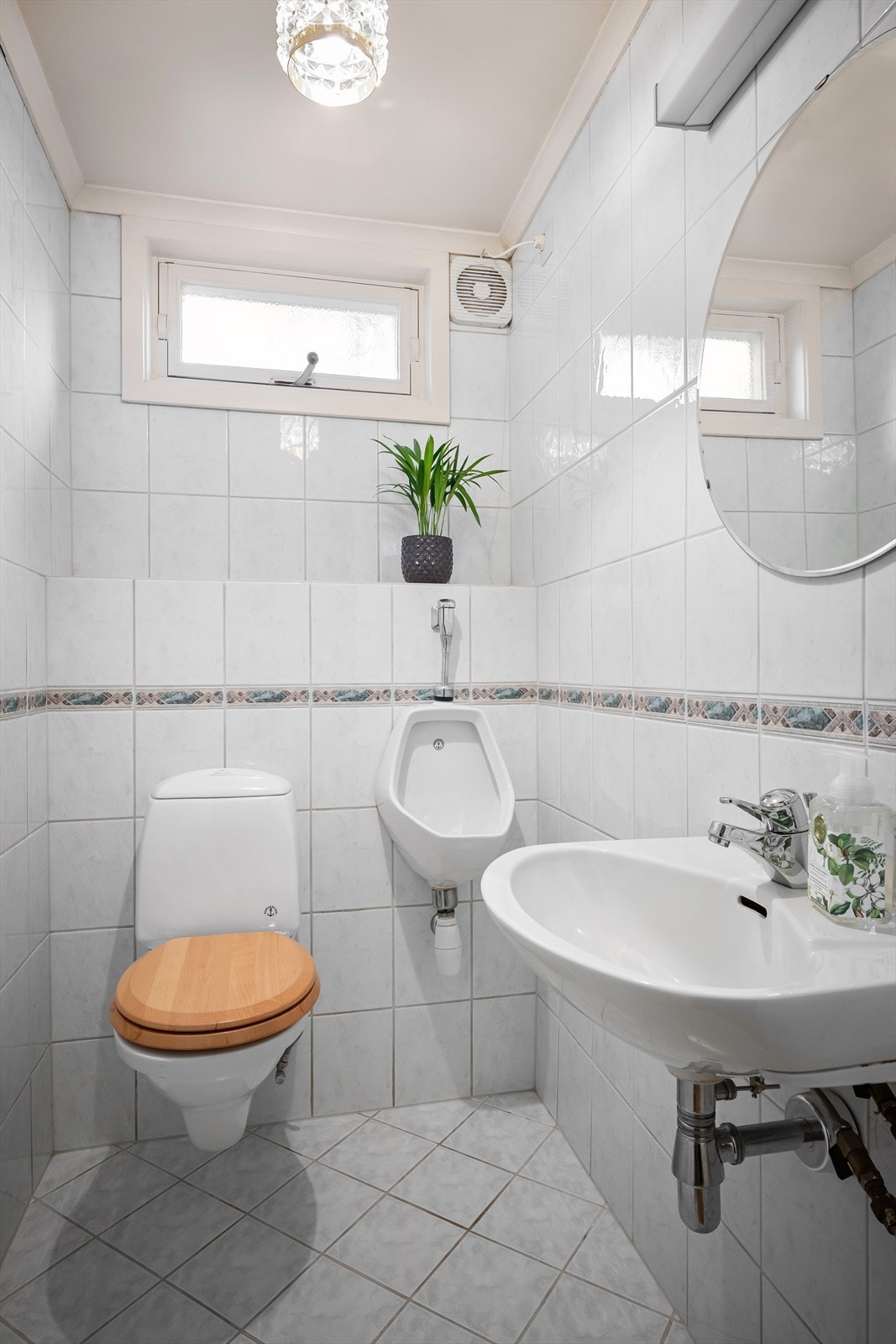 I tillegg er det et separat toalettrom med fliser, vegghengt toalett, urinal og servant. Galleribilde