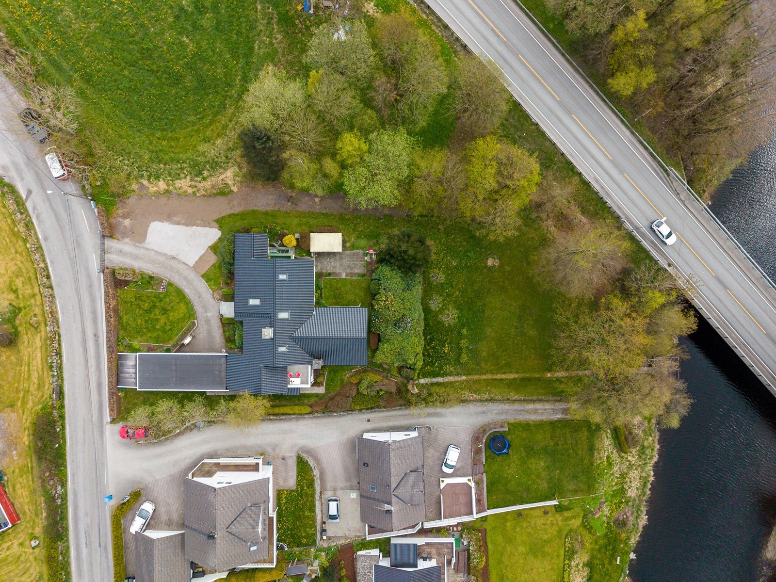 Eiendommen ligger på Skjæveland, ved grensen mellom Sandnes og Klepp. Galleribilde