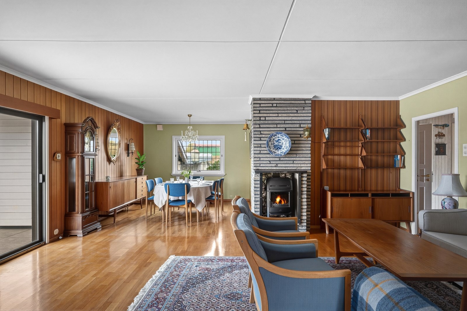 Stuen byr på god plass til både spisebord og sofagruppe. Galleribilde