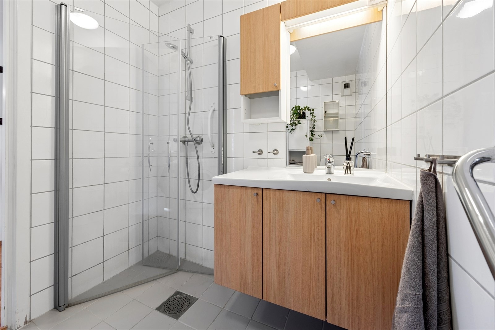 Badet er praktisk innredet. Dusj med svingbare dusjdører. Galleribilde