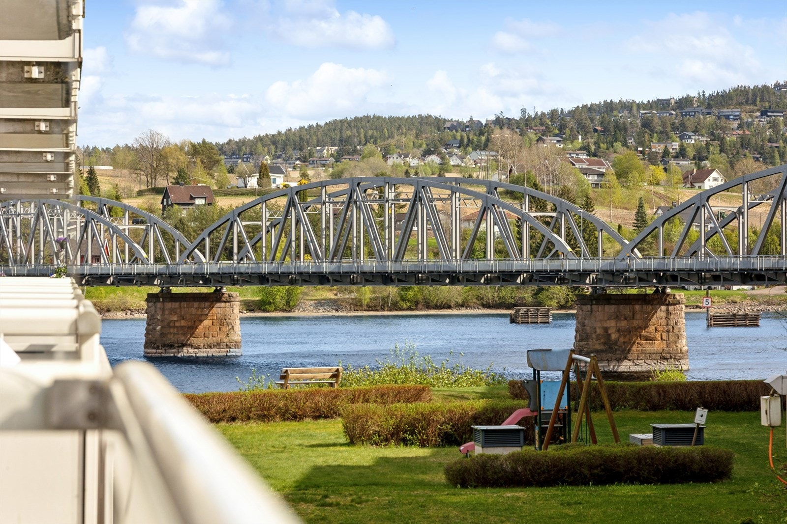 Flott utsikt mot Glomma og den sjarmerende togbrua. Galleribilde