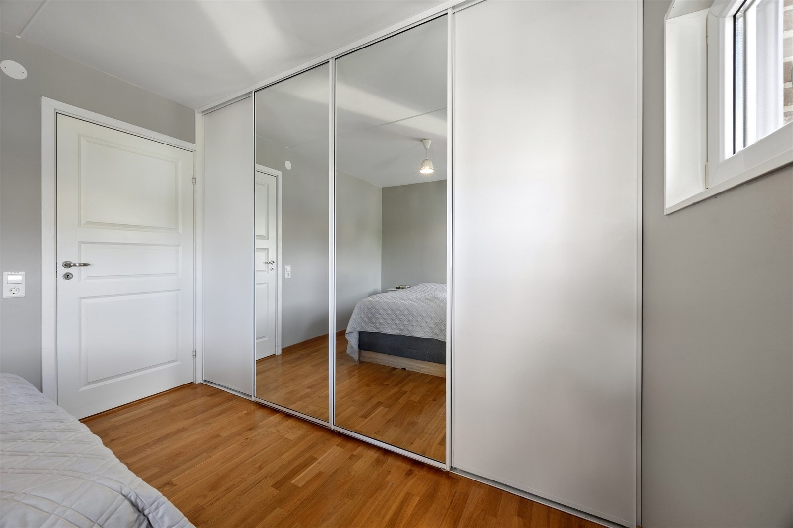 Soverom 1 har en praktisk skyvedørsgarderobe. Galleribilde